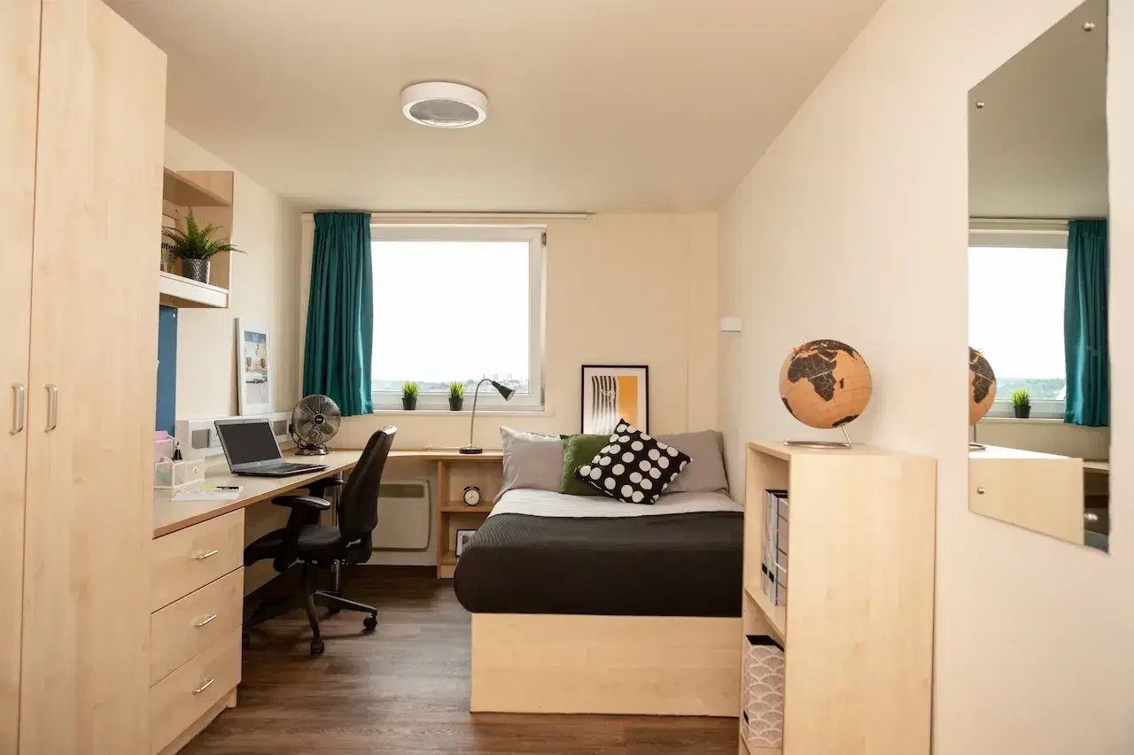 Burley Road, Leeds – Silver Ensuite