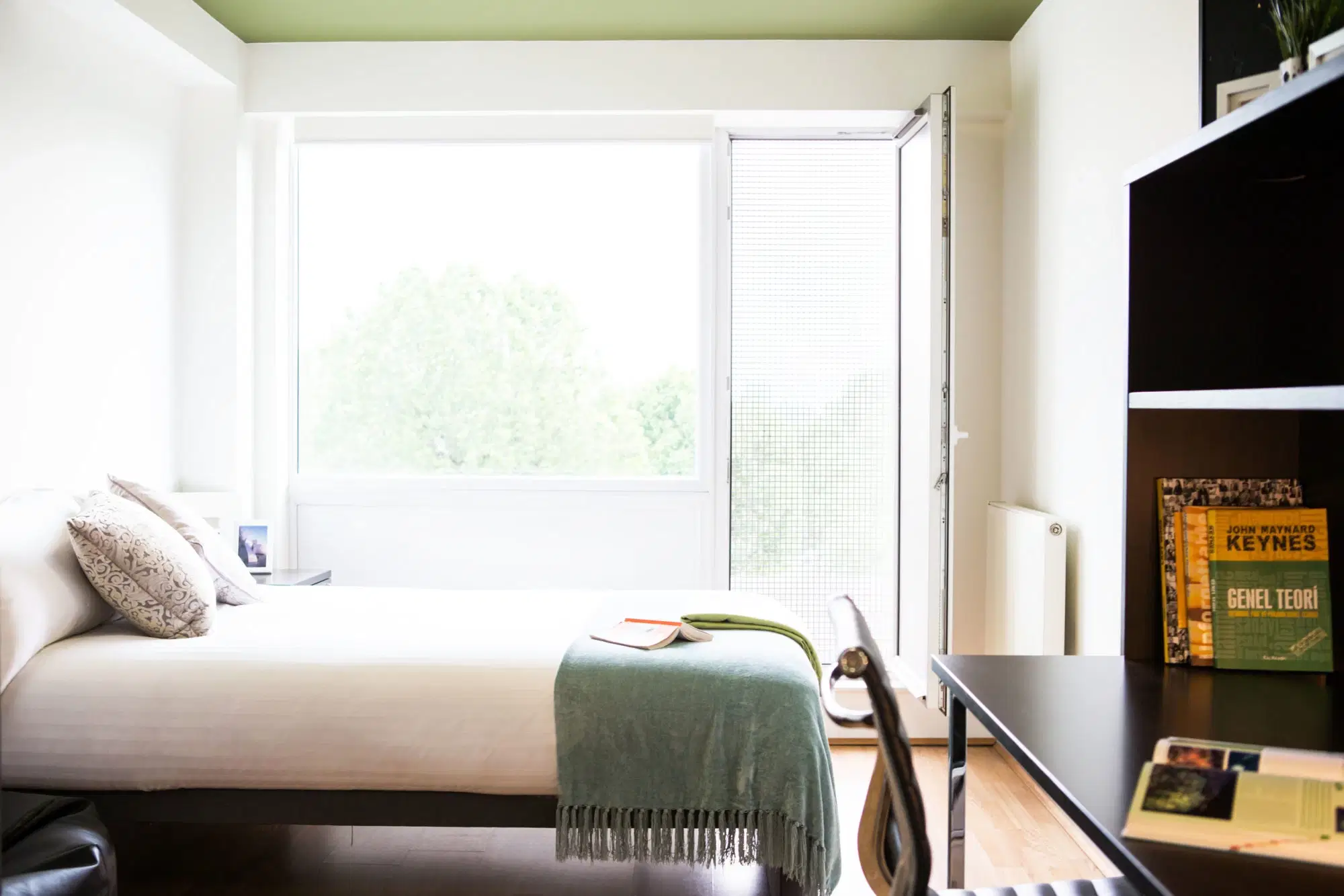 LNT Chapter Portobello, London – Silver Studio Mid-Level With Canal View