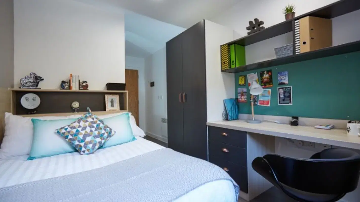 LNT Mannequin House, London – Gold Ensuite
