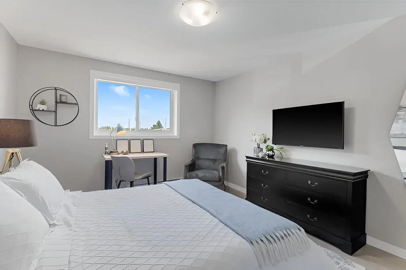 Woodroffe Place, Ottawa – 6 Bed 2.5 Bath