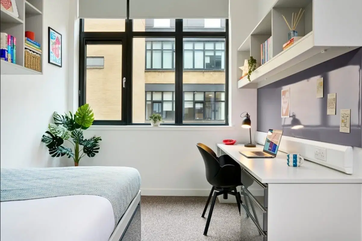 Clifton & Stewart House, Glasgow – Gold Ensuite
