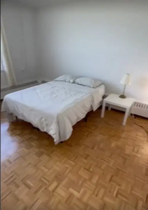 Davisville, Toronto – Room in a 3 Bed 1 Bath | Deluxe Room