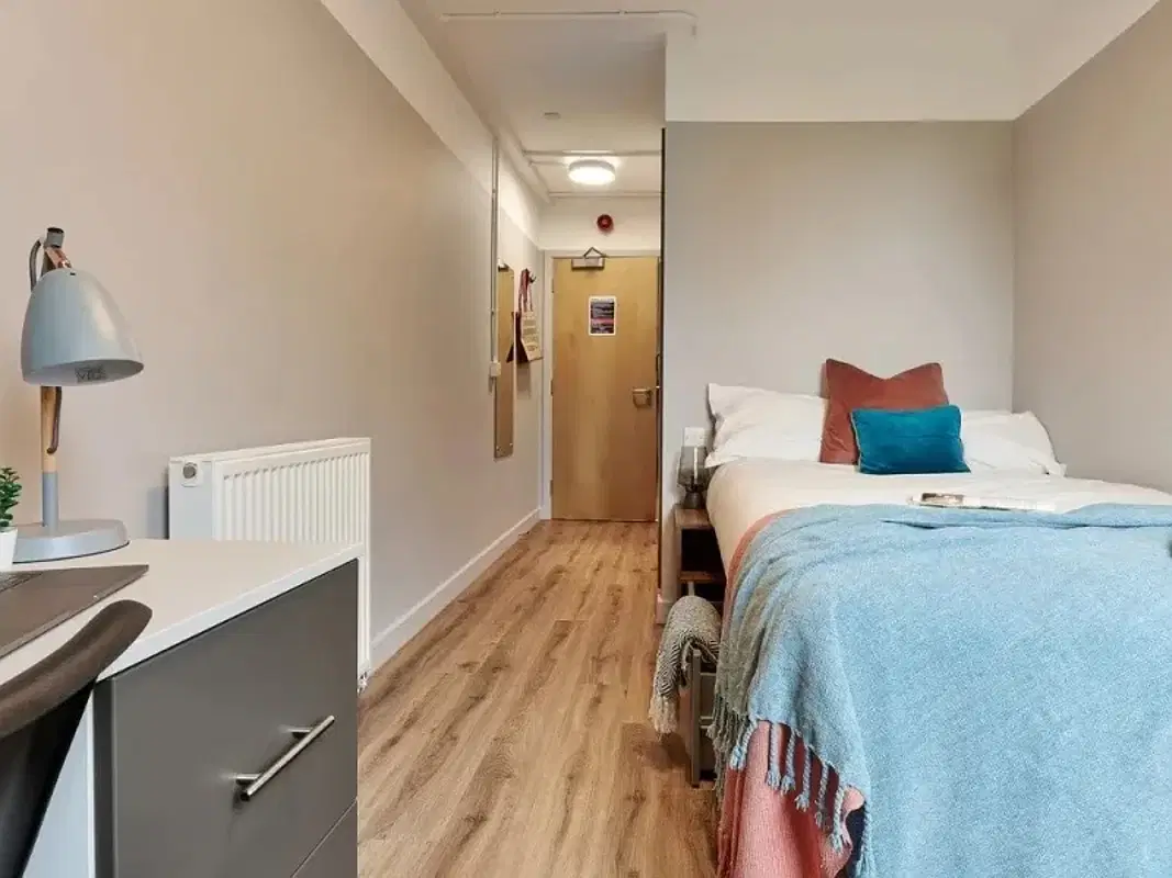 LNT The Helix, London – Silver Ensuite