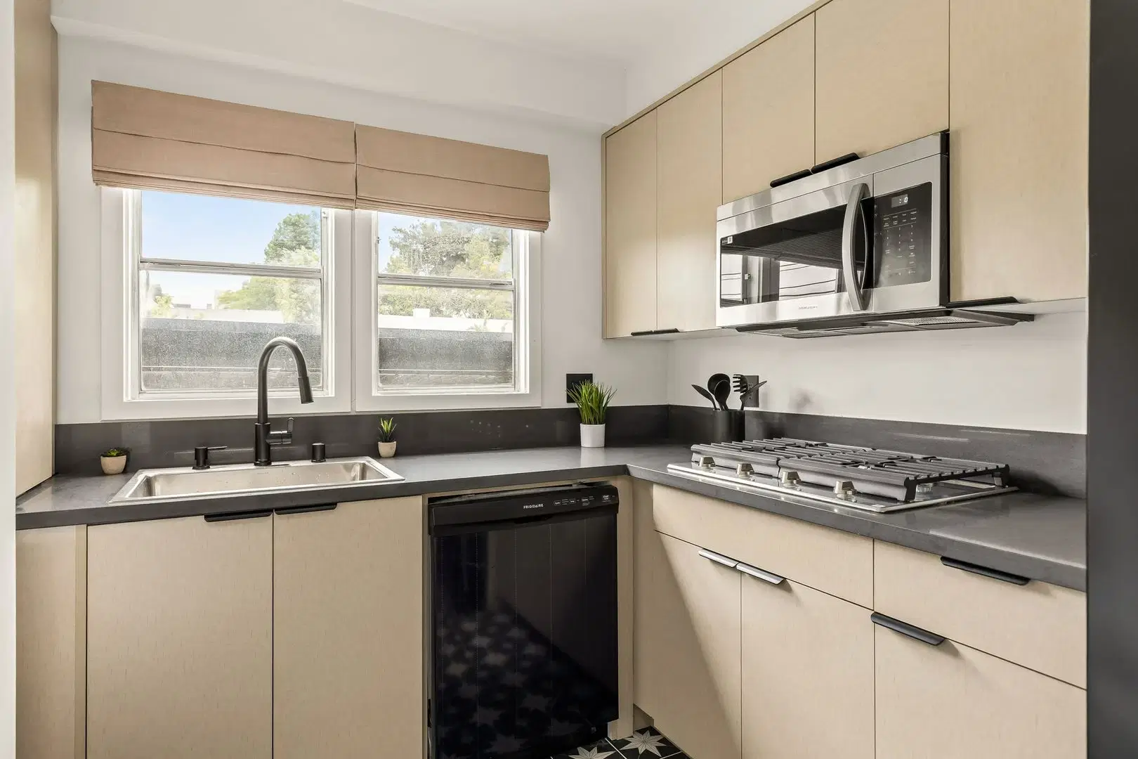 Ohio Avenue, Los Angeles – Single Room in 4 Bedroom Apartment