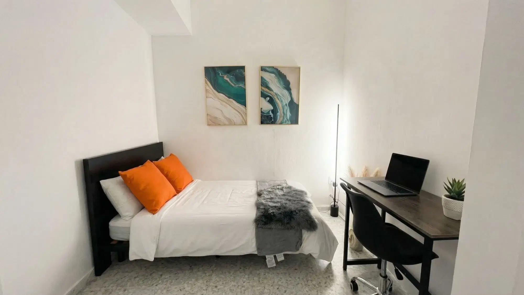 Room in a 6 Bedroom Apartment, 588 Yio Chu Kang Rd, Singapore 787072 – Standard Room 2