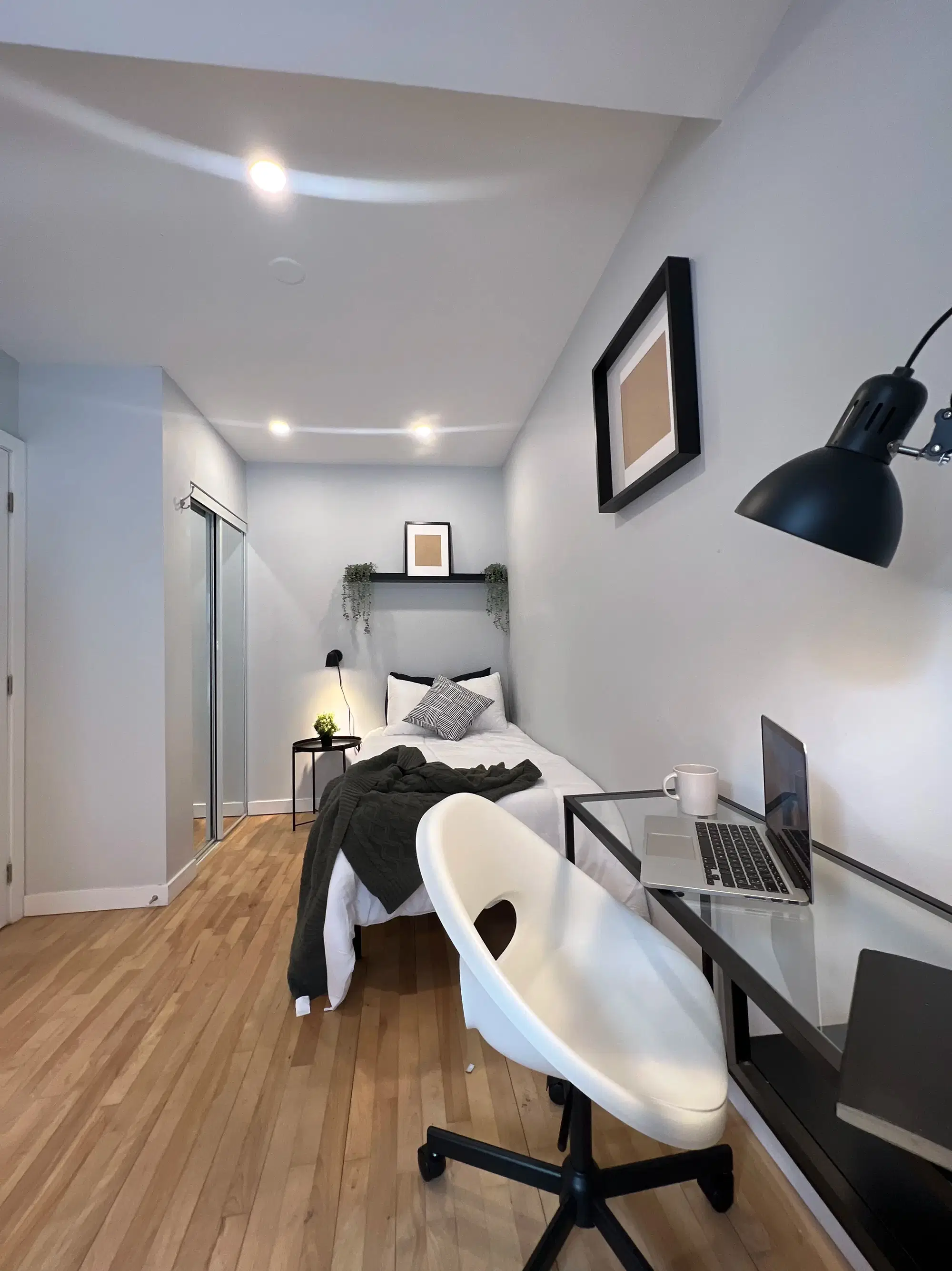 3717 Rue Berri, Montreal – Saint Louis Room (1 Bed 1 Bath)